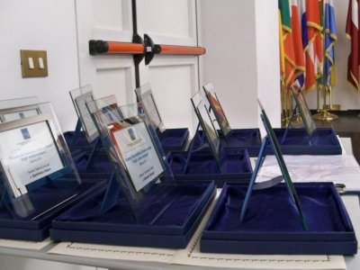 <p align="center"><strong>Motivazioni Premio Argil 2012</strong></p><p align="center">La Giuria, presieduta da Gino Falleri e composta dai giornalisti Giorgio Bartolomucci, Romano Bartoloni, Alessandro Butticé, Carlo Felice Corsetti, Fabio Morabito, Tommaso Polidoro, Roberto Rossi, assegna il Premio Giornalistico Internazionale “Argil: uomo europeo” edizione 2012</p><p align="justify">1. sezione “Comunicare l’Europa – Franz Hermann Bruener” al Vice Presidente del Parlamento Europeo Onorevole Gianni Pittella con la seguente MOTIVAZIONE:<br />Comunicare l'Unione Europea è stata una costante che ha accompagnato l'attività politica di Gianni Pittella, quale parlamentare europeo. Smentendo alcuni luoghi comuni sulla scarsa partecipazione dei parlamentari italiani ai lavori dell'Europarlamento, l'On. Pittella, caratterizzato da grande attivismo e non poche qualità umane e di equilibrio, si è dimostrato, nei fatti, un vero professionista dell'informazione e della comunicazione, nell'avvicinare i cittadini all'Unione Europea e ai suoi più nobili ideali fondatori. Nel 2004, partecipando attivamente alla tavola rotonda sulla comunicazione anti-frode dell'OAFCN (la Rete dei Comunicatori Anti-Frode dell'OLAF), diede, nella sua qualità di membro della Commissione Controllo Bilancio del Parlamento Europeo, un fondamentale supporto politico e di idee alla nascita di un nuovo rapporto, basato su trasparenza, legalità, rispetto dei diritti fondamentali, etica e deontologia,  tra i servizi investigativi europei e il mondo dell'informazione, dal quale nacque un protocollo d'intesa siglato tra l'OAFCN e la Federazione Internazionale dei Giornalisti. Ha svolto la sua non sempre agevole - poiché il consenso è una componente da non sottovalutare -  attività di europarlamentare, dando prova di notevoli capacità di comunicatore dello spirito e degli ideali europei, sostenendo peraltro sempre l’immagine e il prestigio del suo Paese, e soprattutto del suo ruolo di Stato fondatore dell’Unione stessa.</p><p align="justify">2. sezione “Valori & umanità” al Capo Ufficio del Pontificio Consiglio per la Famiglia, Padre Gianfranco Grieco con la seguente<br />MOTIVAZIONE:<br />Promotore dei valori umani e cristiani nel continente europeo con i suoi scritti di inviato speciale de L’Osservatore Romano al seguito di Giovanni Paolo II &lt;Il grande&gt; negli anni  scorsi ed oggi instancabile operatore culturale dei diritti della famiglia umana e della vita in Europa come capo ufficio del  dicastero  vaticano, padre Gianfranco Grieco con i suoi saggi ed i numerosi interventi nei vari Paesi del’’Europa ha dato un notevole contributo non solo a livello nazionale ma anche internazionale alla soluzione di alcuni dei temi più scottanti della famiglia e della vita. In vista del XXX della carta dei diritti della famiglia- 2013- ha già contribuito non solo alla rilettura di  quel testo che conserva oggi tutta l’attualità politica e sociale ma anche alla soluzione di alcune problematiche che riguardano il presente e il futuro della famiglia in Europa coinvolta da una crisi che non accenna a diminuire e da scadenze sempre più preoccupanti. Per questi motivi  il premio Argil 2012 a Gianfranco Grieco.</p><p align="justify">3.sezione “Comunicare l’Italia” al Presidente di Poste Italiane Signor Giovanni Ialongo con la seguente<br />MOTIVAZIONE:<br />Premio Argil 2012 a Giovanni Ialongo, Presidente di Poste Italiane, in occasione del 150mo anniversario dell’Azienda che ha saputo coniugare tradizione e innovazione con una Mostra itinerante di grande impatto che racconta la storia del nostro Paese, dall’Unità ai giorni nostri, e lascia intravedere il futuro della comunicazione in un mondo sempre più globale e “connesso”. Ma se gli strumenti cambiano grazie alla tecnologia, moltiplicando le opportunità e rendendo la vita più semplice a cittadini e imprese, i valori tradizionali di attenzione alle persone, trasparenza, radicamento sul territorio e responsabilità sociale restano un presupposto fondamentale per una grande azienda come Poste Italiane, da sempre al servizio del Paese.</p><p align="justify">4. sezione “Carriera” al signor Giampiero Gramaglia con la seguente MOTIVAZIONE:<br />Il cuore della sua carriera, trent’anni di lavoro, è stato dedicato all’Ansa, della quale è stato direttore dal 2006 al 2009, dopo esserne stato il corrispondente da Bruxelles, Parigi, Washington. Un tracciato professionale da «osservatore del mondo» che lo ha portato in questi ultimi tre anni a far conoscere l’Europa con sfide nuove e coraggiose. Nel 2010 Gramaglia ha assunto la direzione dell’Agence Europe a Bruxelles, il più prestigioso organo d’informazione del continente, e da quest’anno è passato a dirigere EurActiv.it, moderno tassello italiano di un network che unisce l’Europa dentro l’Europa, e coinvolge già 15 Paesi. L’avventura più moderna con l’esperienza più qualificata, quella che può avergli dato guidare l’agenzia più importante d’Italia.</p><p align="justify">5.sezione “Estero” al signor Pino Buongiorno con la seguente<br />MOTIVAZIONE:<br />Pino Buongiorno, è un giornalista che racconta il mondo a tutto campo. Saggista, scrittore, è stato vicedirettore, inviato di politica interna ed estera, capo della redazione romana e corrispondente dagli Stati Uniti per sei anni del settimanale Panorama. Dalla esperienza maturata viaggiando in tutti i continenti per seguire i principali avvenimenti di politica estera, di economia e di società, ha tratto spunto per diversi volumi fra cui l’ultimo curato per l’università Bocconi “Il Mondo che Verrà” che è stato anche tradotto in inglese con il titolo “The World To Come” e presentato all’Assemblea generale dell’Onu. Dal 2000 è Media Leader del World Economic Forum di Davos ed è membro del board editoriale della rivista Oxygen. Inoltre da due anni è direttore scientifico di Diplomacy, manifestazione dedicata al mondo della diplomazia.</p><p align="justify">6.sezione “Televisione” alla signora Monica Maggioni, con la seguente MOTIVAZIONE:<br />Una carriera piena di cose diverse, che l’ha vista quest’anno, lei che è responsabile della redazione Esteri del Tg1, condurre il confronto tra Pier Luigi Bersani e Matteo Renzi. E l’ha reso appassionante come fosse qualcosa di più di un passaggio tv per le primarie del partito democratico. Monica Maggioni è una giornalista che le sue esperienze professionali se le è conquistate con caparbia, compresa quella sul fronte di guerra con l’esercito statunitense in Iraq. E quest’anno ha firmato un evento giornalistico nuovo, perché la sfida tra Bersani e Renzi ha ridato interesse non solo alla politica, ma al giornalismo che parla di politica.<br /> <br />7. sezione “Cultura” al signor Fabio Isman con la seguente<br />MOTIVAZIONE:<br />Si occupa di beni culturali come giornalista e inviato dal 1980, e negli ultimi anni il suo impegno è diventato quello di una battaglia civile per il recupero del patrimonio artistico italiano e la denuncia del saccheggio delle nostre ricchezze archeologiche. Sulle pagine del Messaggero, così come sulle riviste d’arte su cui collabora, ha raccontato e racconta come milioni di reperti e oggetti unici al mondo lasciano il nostro Paese. Una rete criminale di tombaroli, intermediari, mercanti d’arte, e di insospettabili rivelata dal racconto di un cronista che sta difendendo, unico specialista in questo campo, una ricchezza dell’Italia che non è solo un valore economico e culturale, ma che è la nostra Storia.</p><p align="justify">8. sezione “Sport” al signor Paolo De Paola con la seguente<br />MOTIVAZIONE:<br />È il superdirettore dei quotidiani sportivi. Quest’anno è passato dalla direzione di Tuttosport a quella del Corriere dello Sport, compiendo un percorso professionale unico a questi livelli. Paolo De Paola è stato infatti il vicedirettore della Gazzetta dello Sport, dove ha avuto la responsabilità della riforma grafica, il rilancio più delicato e impegnativo del quotidiano milanese. Il che vuol dire essere l’interprete del nuovo. La sua nuova avventura è cominciata quindi nel migliore dei modi, all’insegna dell’esperienza, della professionalità e dell’entusiasmo. Quello che serve oggi alla stampa sportiva italiana.</p><p align="justify">9.sezione “ Web” al signor Pino Rea con la seguente<br />MOTIVAZIONE:<br />«Libertà di stampa, diritto all’informazione» è un centro di documentazione e analisi dei problemi del giornalismo che è nato all’interno della Federazione nazionale della stampa, con modesti finanziamenti e molta buona volontà, di cui Pino Rea è da anni il generoso protagonista. Un sito, e una newsletter, che sono una finestra sul mondo non solo per tutti i giornalisti che vogliono sapere dove sta andando il loro mestiere, ma anche per chi fa altro e che vuole semplicemente capire logiche, meccanismi, realtà, prospettive, e notizie sulla libertà di stampa, sul diritto all’informazione. Che poi sono tra le basi di una democrazia vera.</p><p align="justify">10. sezione “Cronaca” alla signora Cinzia Tralicci con la seguente MOTIVAZIONE:<br />Cinzia Tralicci, giornalista professionista dal 1989, è una cronista doc impegnata da sempre in presa diretta con tutti i settori legati alla vita di Roma: nera, bianca e politica. Redattrice di prima linea del quotidiano “Il Tempo”, ha riscosso largo successo di pubblico, curando la rubrica delle lettere alla cronaca attraverso un serrato dialogo con i lettori. Negli ultimi tempi si è dedicata in modo particolare a articoli di costume legati alla storia della capitale e ai luoghi più suggestivi, alle tematiche della tutela dell'ambiente e soprattutto dell'agricoltura di Roma e Lazio, un settore che incide nella realtà territoriale locale e che, per molti aspetti, è interessato alle decisioni adottate in sede europea.<br /> <br />11. sezione “Addetto stampa” alla signora Silvia Mattoni con la seguente MOTIVAZIONE:<br />La comunicazione e l’informazione istituzionale costituiscono degli irrinunciabili pilastri della società democratica e richiedono specialisti, che non si siano formati solo sul “campo”, ma soprattutto nelle aule dell’università. <br />Silvia Mattoni, consigliere del Gruppo Romano Giornalisti Uffici Stampa (Gus), è una di questi. Può vantare innanzitutto un curriculum didattico non comune acquisito presso Atenei di antiche radici tramite due lauree magistrali con lode, oltre alla normale, master, diplomi e corsi di aggiornamento, nonché una esperienza ventennale sul “campo” dove si è misurata con altri specialisti. Esperienza e cultura le hanno consentito di farsi notare, apprezzare e stimare. E’ stata per anni addetto stampa di una Unità sanitaria locale della Capitale mentre oggi fa parte dell’Ufficio Stampa del Consiglio nazionale delle ricerche. Il suo cursus honorum, quanto mai di rilievo, attesta tra l’altro che è stata ed è docente per i corsi di giornalismo e coautore del libro “L’Arcispedale Santo Spirito in Saxia. L’assistenza sanitaria nel più grande Spedale dell’Urbe”.</p>