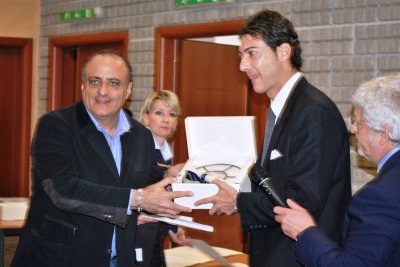 <div>Da addetto stampa della Associazione sportiva Roma a cronista, per vent\'anni, della Roma: una vita da cronista all\'insegna della squadra giallorossa. Nel giornalismo sportivo è un palcoscenico di notorietà seguire la squadra cittadina, che in un quotidiano come il Corriere dello Sport dove D\'Ubaldo lavora dal 1988 è la rubrica più seguita e popolare. D\'Ubaldo ora è passato a lavorare al desk dell\'ufficio centrale del quotidiano sportivo della Capitale, completando il suo percorso professionale. La \"confezione\" di un giornale è un incarico di responsabilità che, anche in un quotidiano sportivo e quindi votato a un\'informazione più leggera, non può prescindere dal rispetto della verità sostanziale dei fatti. E\' un lavoro dietro le quinte, ma non meno importante del cronista sul campo.</div>