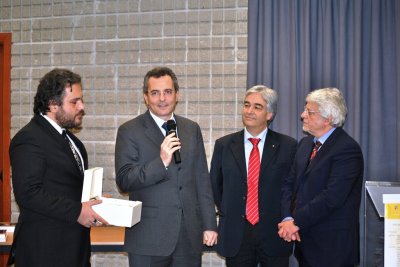 <div style="text-align: justify">Il prof. Marco Impagliazzo, presidente della comunità di sant’Egidio è professore ordinario di storia contemporanea all’Università per stranieri di Perugia, giornalista, editorialista di "Avvenire" e collaboratore de "L’Osservatore Romano". Studioso del fenomeno religioso in Europa e dei rapporti tra cristianesimo, ebraismo e islam nel Mediterraneo in epoca contemporanea, è stato consulente storico del comitato del grande Giubileo dell’anno 2000. Autore di alcuni significativi  volumi, tra i quali uno sugli inizi del pontificato di Giovanni Paolo II, il prof. Impagliazzo, come presidente della comunità di sant’Egidio, ha portato in questi 25 anni lo "spirito di Assisi" nelle maggiori capitali del mondo, promuovendo dal 1986 ad oggi, incontri interreligiosi tesi nel tener vivo lo spirito del dialogo senza frontiere, la giustizia tra il nord ed il sud del mondo e la pace tra i popoli e le nazioni.</div>