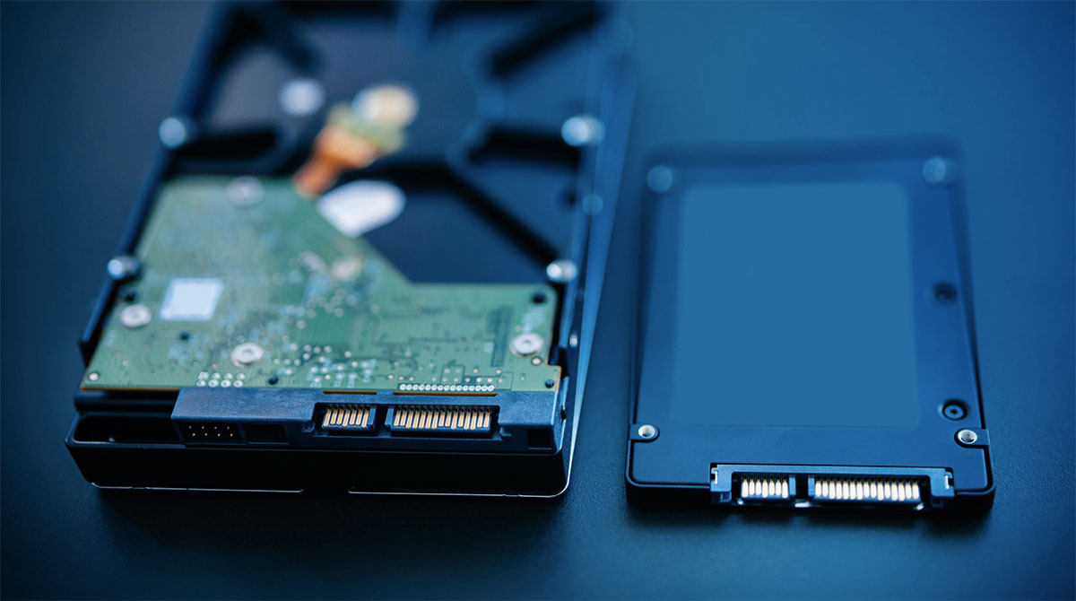 Un tradizione HDD SATA da 3,5" (a sinistra) e una unità SSD SATA da 2,5"
