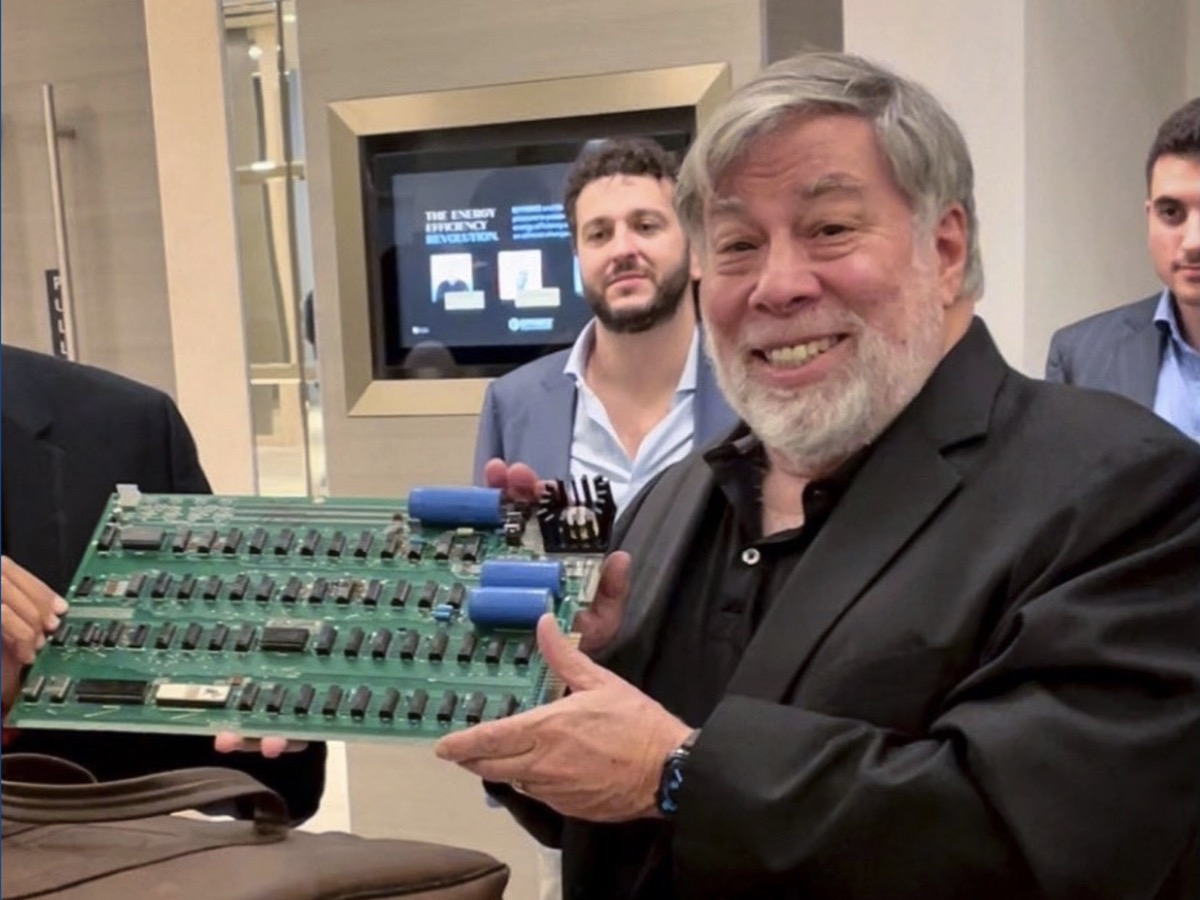 Steve Wozniak firma una rara scheda di Apple 1 a Dubay