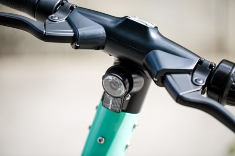 Ecco i migliori accessori per monopattini elettrici, per guidarli su strada in regola