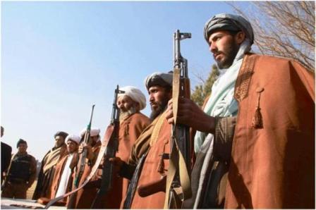 Ex militanti talebani partecipano ad una cerimonia di resa delle armi ad Herat (Jalil Rezayee, European Pressphoto Agency) Talebani