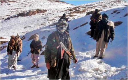 Afghanistan: in quest'immagine esclusiva per Reuters, alcuni militanti talebani posano armati e a volto coperto in una località segreta del Paese (Reuters) Talebani